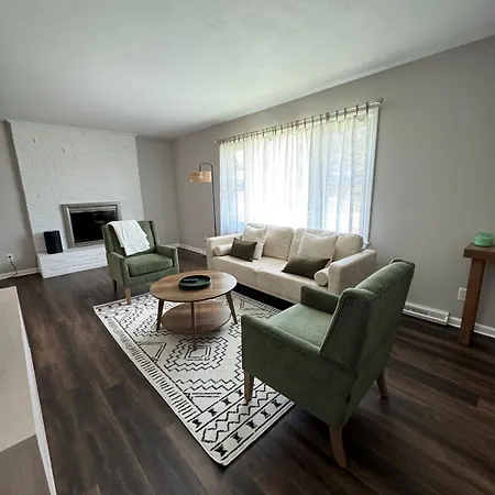 Spacious Home, 5 Mins To Missouri Valley College